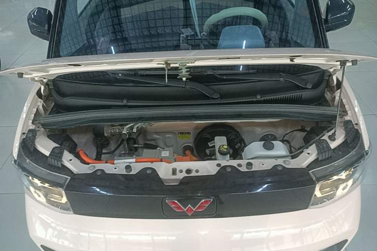 Used Wuling Hongguang MINIEV 2021 Macaron Fashion Model Lithium Iron Phosphate Engine Bay