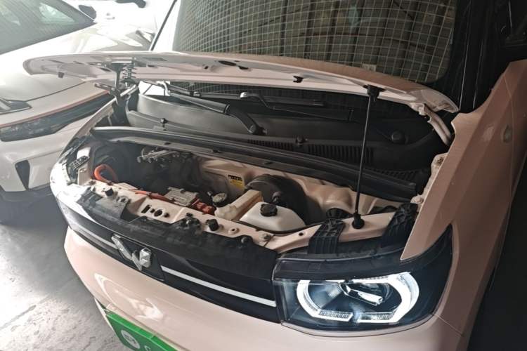Used Wuling Hongguang MINIEV 2021 Macaron Fashion Model Lithium Iron Phosphate Engine Bay