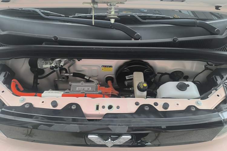Used Wuling Hongguang MINIEV 2021 Macaron Fashion Model Lithium Iron Phosphate Engine Bay