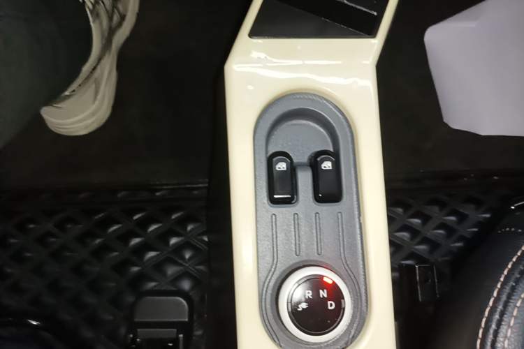 Used Wuling Hongguang MINIEV 2021 Macaron Premium Model – Lithium Iron Phosphate Gear Lever