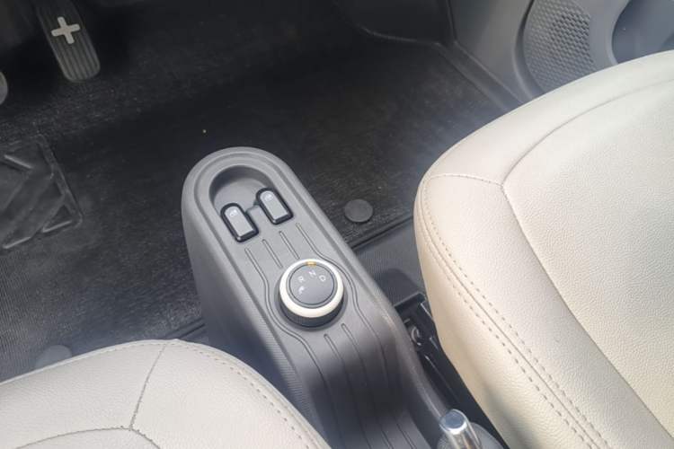 Used Wuling Hongguang MINIEV 2021 Macaron Fashion Model Lithium Iron Phosphate Gear Lever