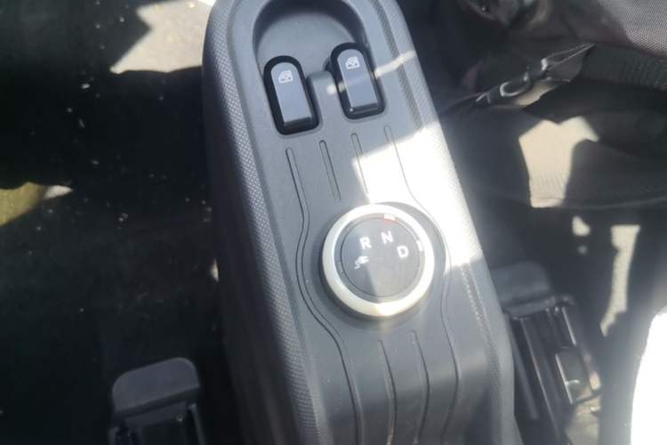 Used Wuling Hongguang MINIEV 2021 Macaron Fashion Model Lithium Iron Phosphate Gear Lever