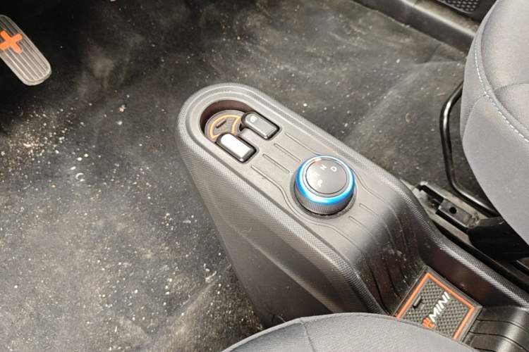 Used Wuling Hongguang MINIEV 2021 Macaron Fashion Edition Lithium-Ion Battery Gear Lever