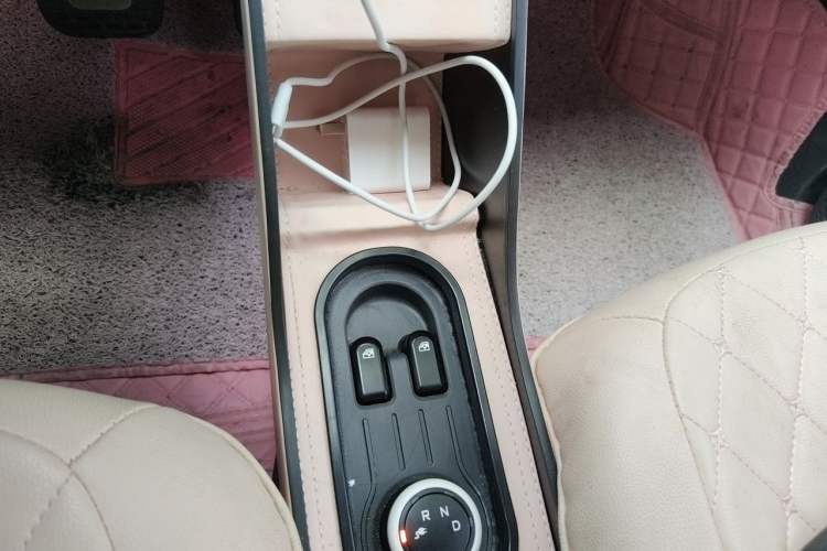 Used Wuling Hongguang MINIEV 2021 Macaron Fashion Edition Lithium-Ion Battery Gear Lever