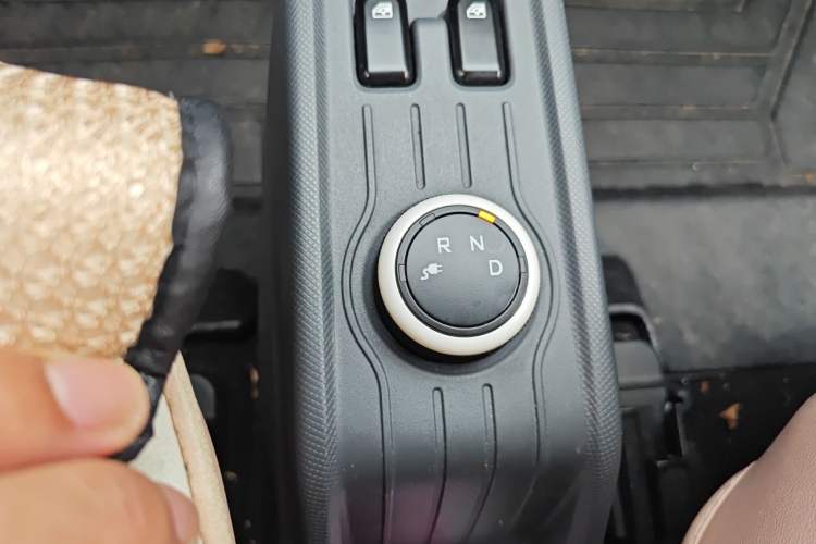 Used Wuling Hongguang MINIEV 2021 Macaron Premium Model – Lithium Iron Phosphate Gear Lever