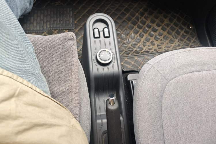 Used Wuling Hongguang MINIEV 2021 Macaron Premium Model – Lithium-NMC Gear Lever