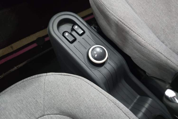 Used Wuling Hongguang MINIEV 2021 Macaron Fashion Edition Lithium-Ion Battery Gear Lever