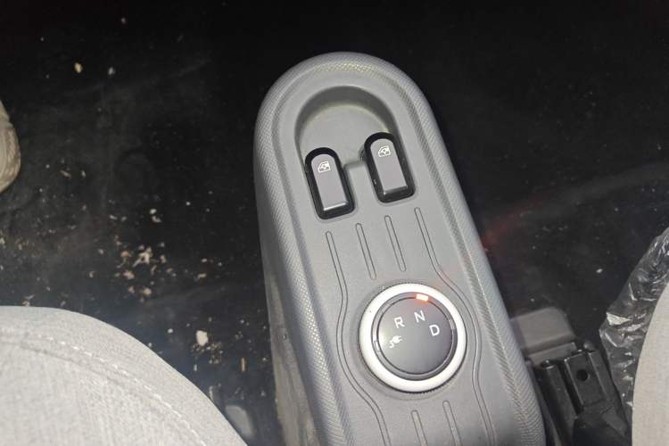 Used Wuling Hongguang MINIEV 2021 Macaron Fashion Edition Lithium-Ion Battery Gear Lever