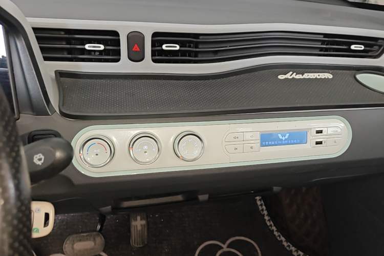 Used Wuling Hongguang MINIEV 2021 Macaron Fashion Model Lithium Iron Phosphate Audio And AC Panel