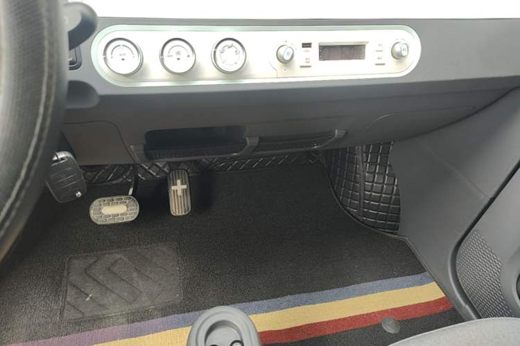 Used Wuling Hongguang MINIEV 2021 Macaron Premium Model – Lithium Iron Phosphate Audio And AC Panel