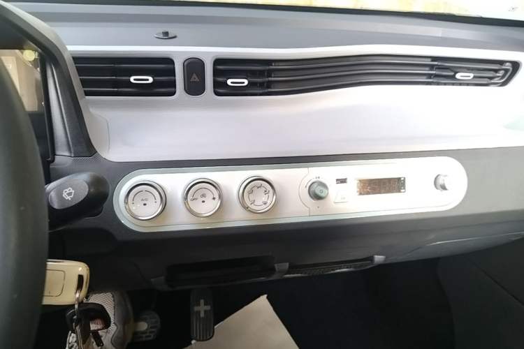 Used Wuling Hongguang MINIEV 2021 Macaron Premium Model – Lithium Iron Phosphate Audio And AC Panel