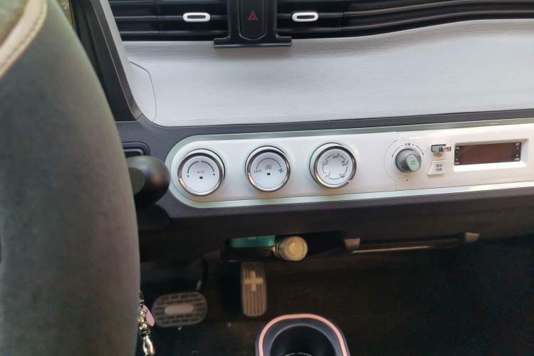 Used Wuling Hongguang MINIEV 2021 Macaron Premium Model – Lithium Iron Phosphate Audio And AC Panel