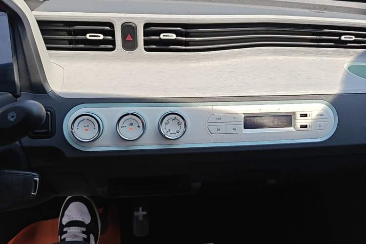 Used Wuling Hongguang MINIEV 2021 Macaron Fashion Model Lithium Iron Phosphate Audio And AC Panel