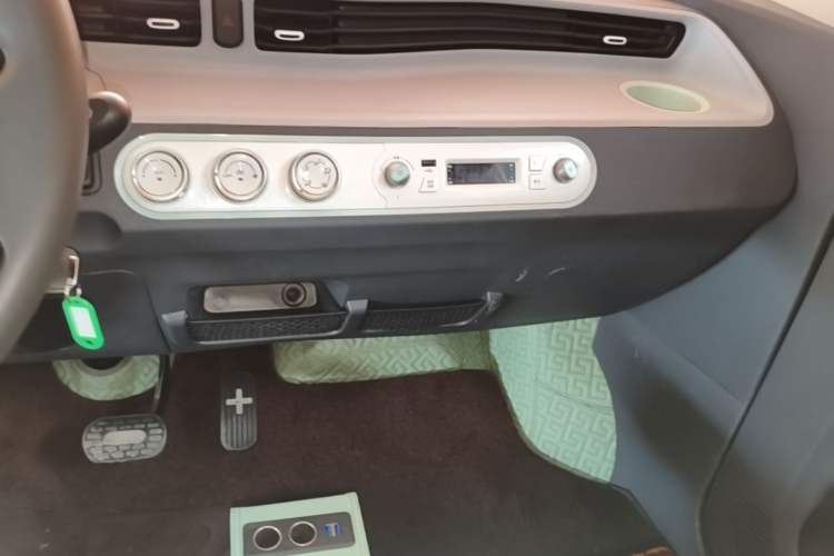 Used Wuling Hongguang MINIEV 2021 Macaron Premium Model – Lithium Iron Phosphate Audio And AC Panel
