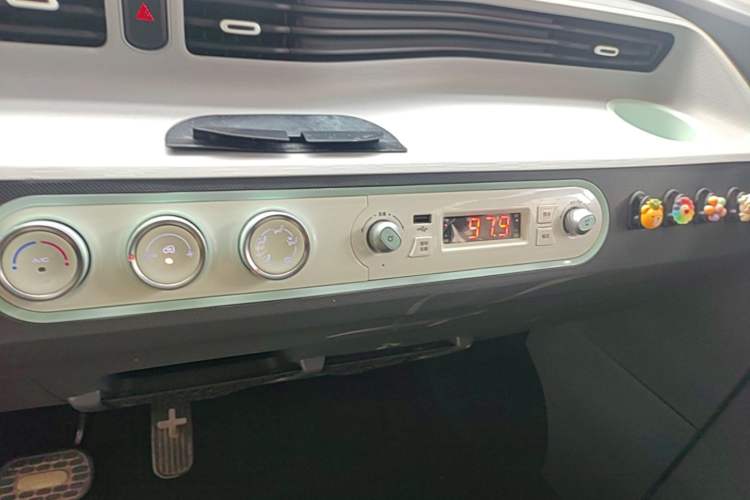 Used Wuling Hongguang MINIEV 2021 Macaron Premium Model – Lithium Iron Phosphate Audio And AC Panel