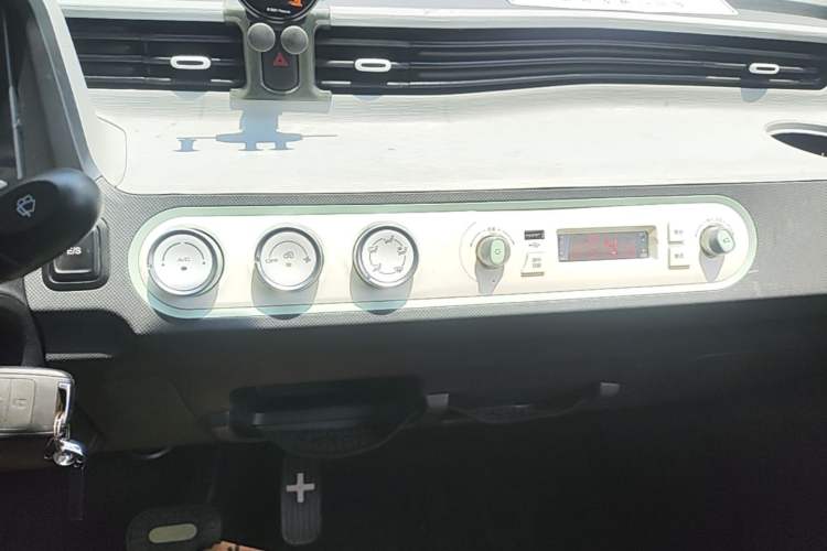 Used Wuling Hongguang MINIEV 2021 Macaron Premium Model – Lithium Iron Phosphate Audio And AC Panel