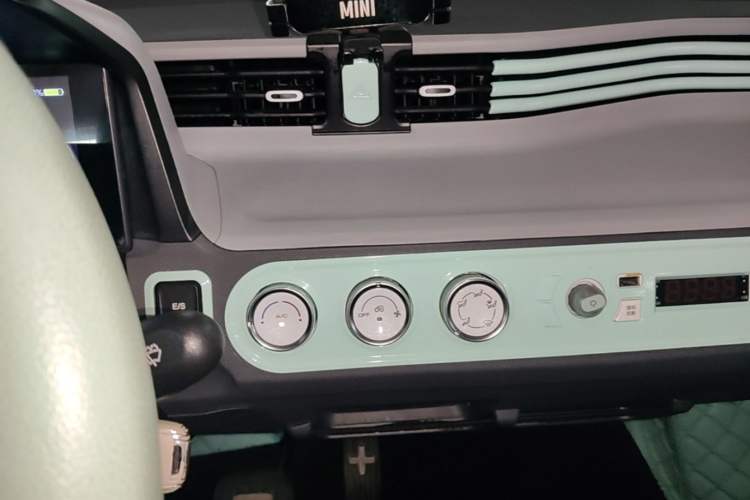 Used Wuling Hongguang MINIEV 2021 Macaron Sandwich Model 170 km Lithium Iron Phosphate Audio And AC Panel