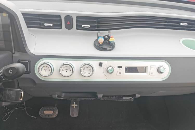 Used Wuling Hongguang MINIEV 2021 Macaron Premium Model – Lithium Iron Phosphate Audio And AC Panel