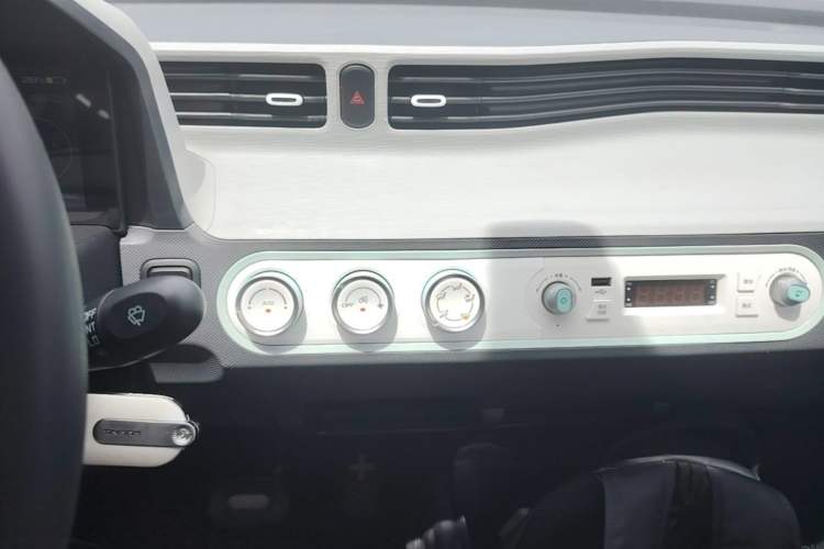 Used Wuling Hongguang MINIEV 2021 Macaron Premium Model – Lithium Iron Phosphate Audio And AC Panel