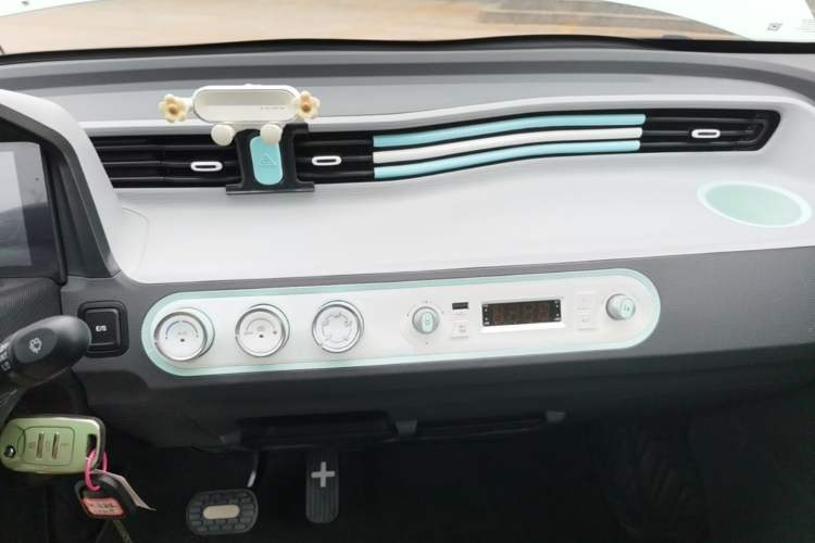 Used Wuling Hongguang MINIEV 2021 Macaron Premium Model – Lithium Iron Phosphate Audio And AC Panel
