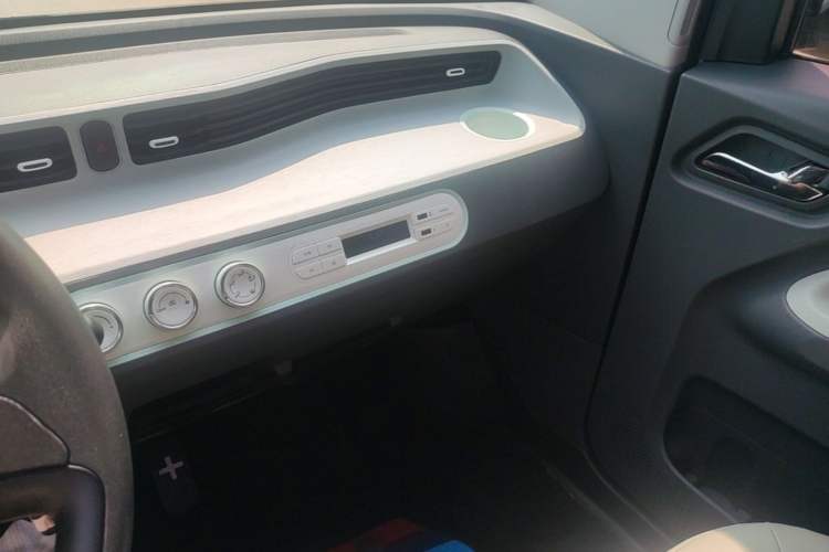 Used Wuling Hongguang MINIEV 2021 Macaron Premium Model – Lithium Iron Phosphate Audio And AC Panel