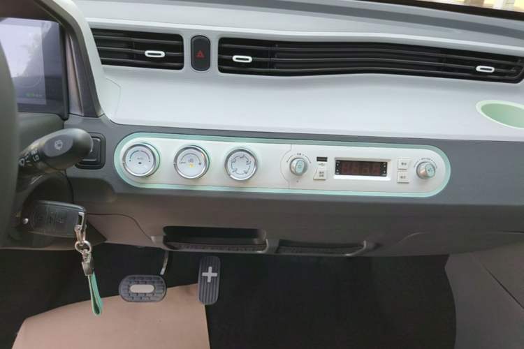Used Wuling Hongguang MINIEV 2021 Macaron Premium Model – Lithium Iron Phosphate Audio And AC Panel