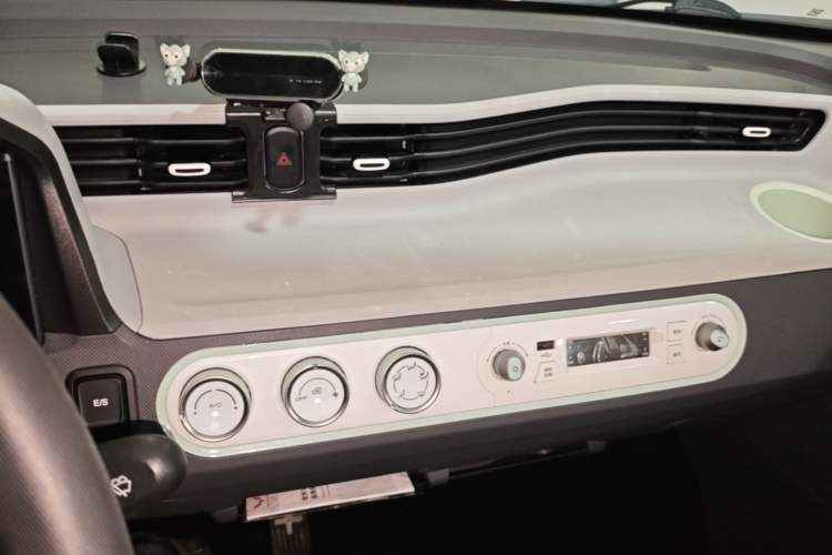 Used Wuling Hongguang MINIEV 2021 Macaron Premium Model – Lithium Iron Phosphate Audio And AC Panel