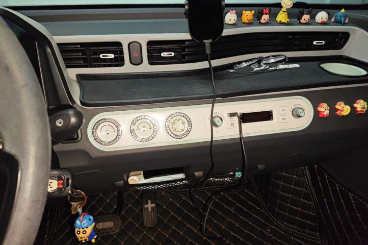 Used Wuling Hongguang MINIEV 2021 Macaron Premium Model – Lithium Iron Phosphate Audio And AC Panel