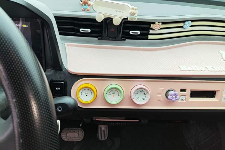 Used Wuling Hongguang MINIEV 2021 Macaron Premium Model – Lithium Iron Phosphate Audio And AC Panel