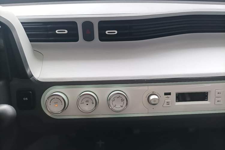 Used Wuling Hongguang MINIEV 2021 Macaron Sandwich Model 120 km Lithium Iron Phosphate Audio And AC Panel