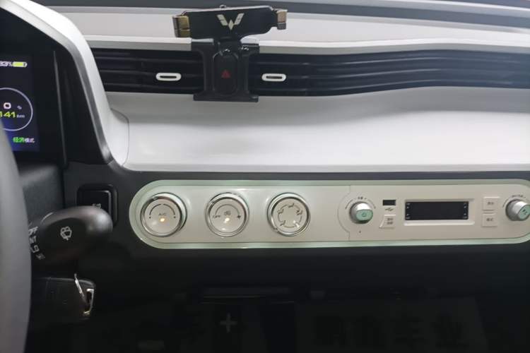 Used Wuling Hongguang MINIEV 2021 Macaron Sandwich Model 170 km Lithium Iron Phosphate Audio And AC Panel