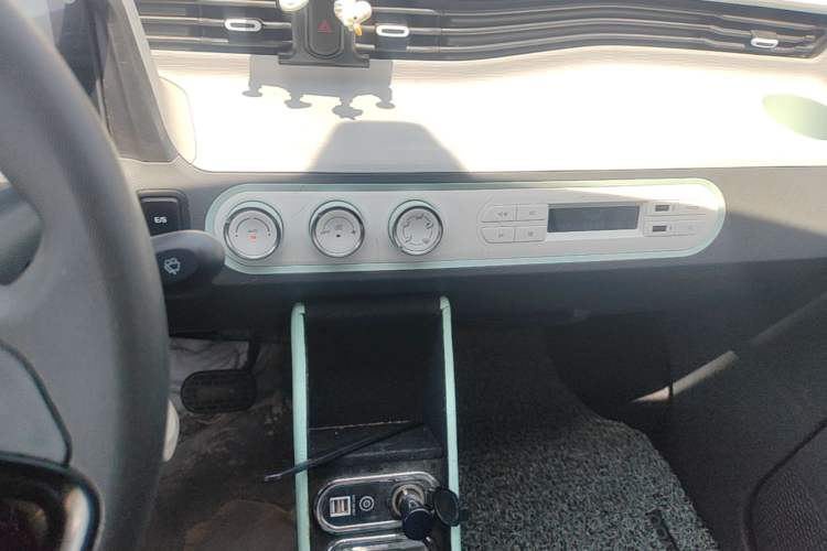 Used Wuling Hongguang MINIEV 2021 Macaron Premium Model – Lithium Iron Phosphate Audio And AC Panel