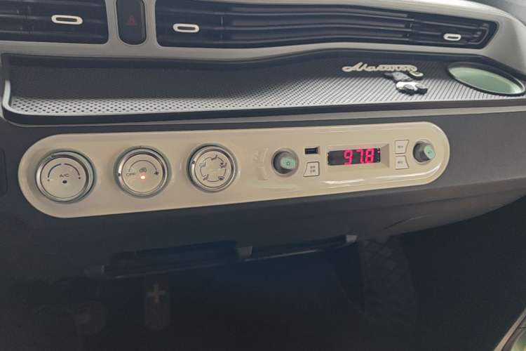 Used Wuling Hongguang MINIEV 2021 Macaron Fashion Model Lithium Iron Phosphate Audio And AC Panel