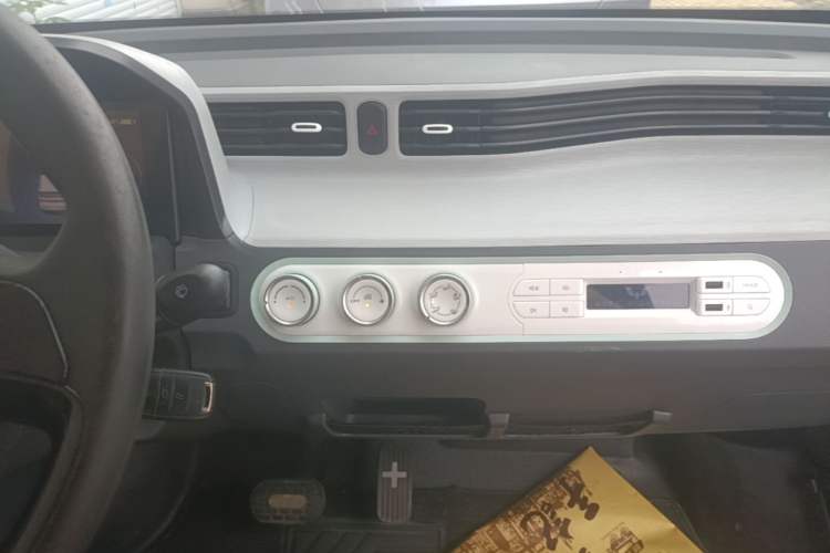 Used Wuling Hongguang MINIEV 2021 Macaron Premium Model – Lithium Iron Phosphate Audio And AC Panel