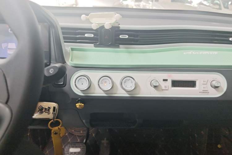 Used Wuling Hongguang MINIEV 2021 Macaron Premium Model – Lithium Iron Phosphate Audio And AC Panel