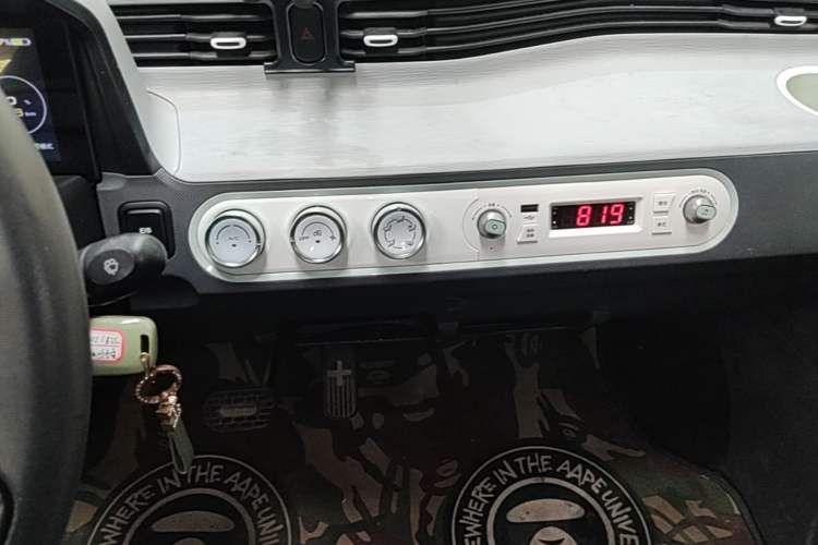 Used Wuling Hongguang MINIEV 2021 Macaron Premium Model – Lithium Iron Phosphate Audio And AC Panel
