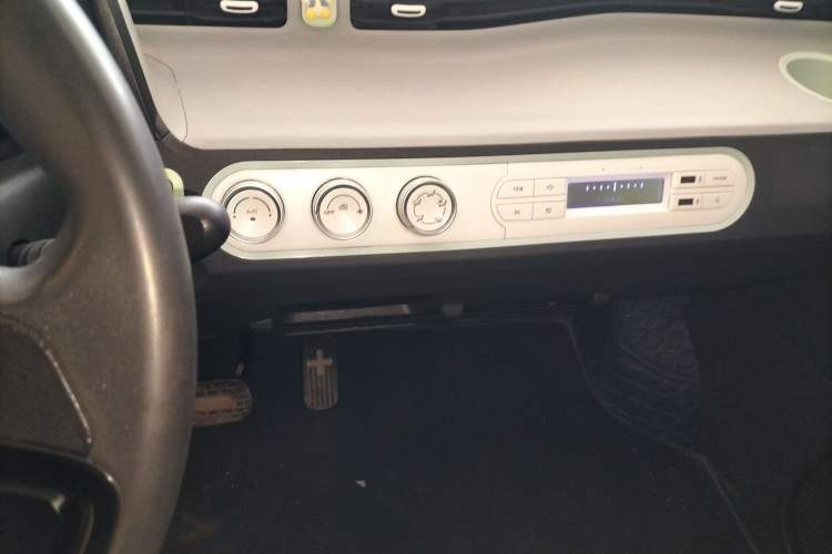 Used Wuling Hongguang MINIEV 2021 Macaron Premium Model – Lithium Iron Phosphate Audio And AC Panel