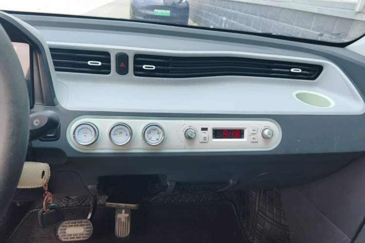 Used Wuling Hongguang MINIEV 2021 Macaron Premium Model – Lithium Iron Phosphate Audio And AC Panel
