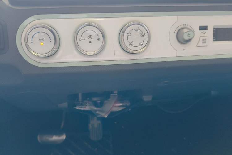 Used Wuling Hongguang MINIEV 2021 Macaron Premium Model – Lithium Iron Phosphate Audio And AC Panel