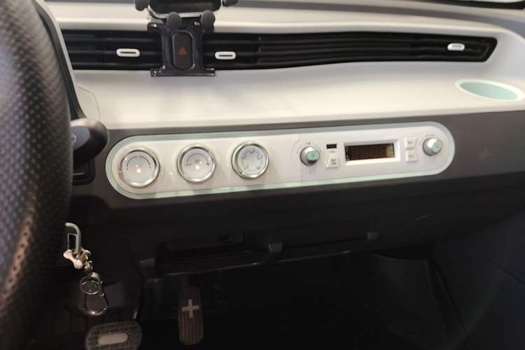 Used Wuling Hongguang MINIEV 2021 Macaron Premium Model – Lithium Iron Phosphate Audio And AC Panel