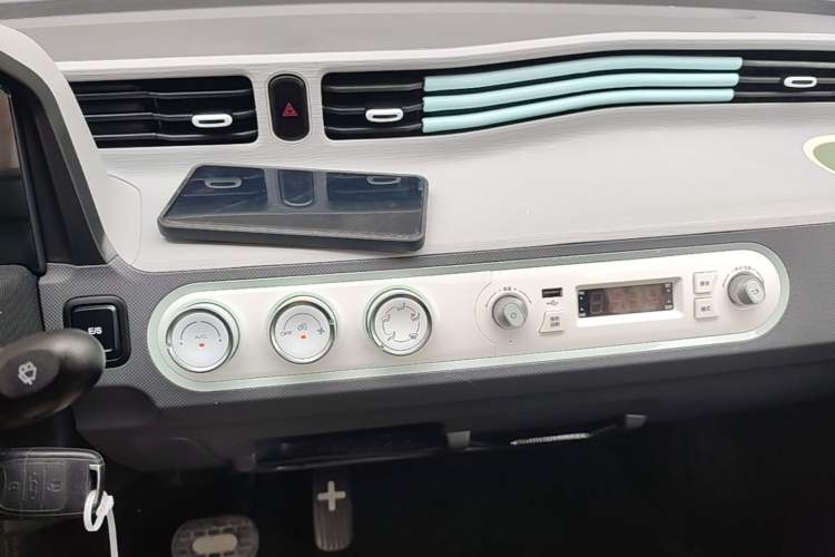 Used Wuling Hongguang MINIEV 2021 Macaron Premium Model – Lithium Iron Phosphate Audio And AC Panel