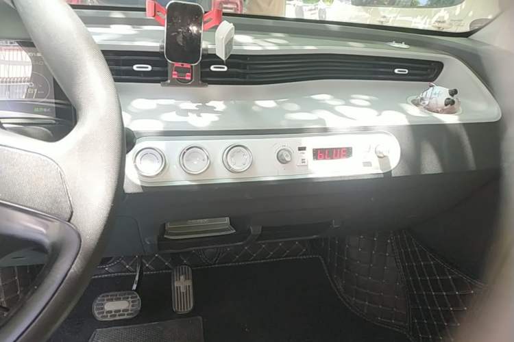 Used Wuling Hongguang MINIEV 2021 Macaron Premium Model – Lithium Iron Phosphate Audio And AC Panel