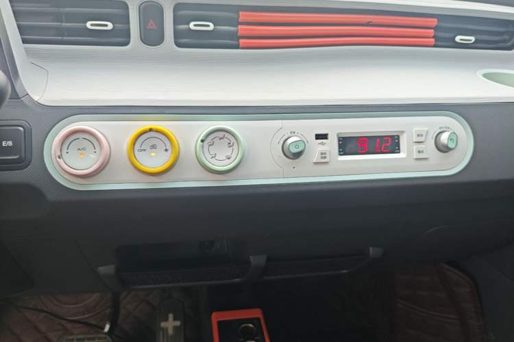 Used Wuling Hongguang MINIEV 2021 Macaron Sandwich Model 120 km Lithium NMC Audio And AC Panel
