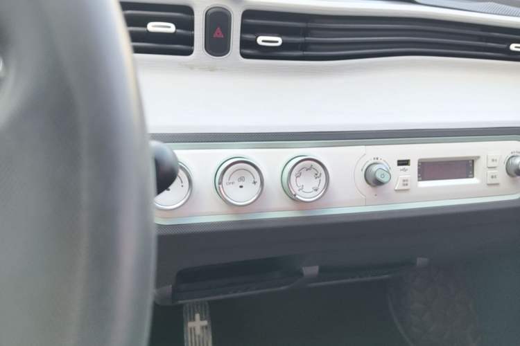 Used Wuling Hongguang MINIEV 2021 Macaron Premium Model – Lithium Iron Phosphate Audio And AC Panel