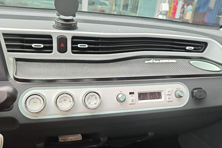 Used Wuling Hongguang MINIEV 2021 Macaron Premium Model – Lithium Iron Phosphate Audio And AC Panel