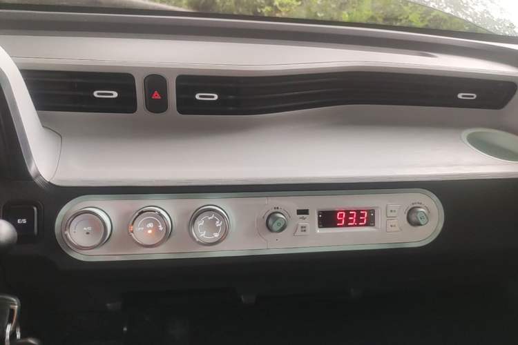Used Wuling Hongguang MINIEV 2021 Macaron Premium Model – Lithium Iron Phosphate Audio And AC Panel
