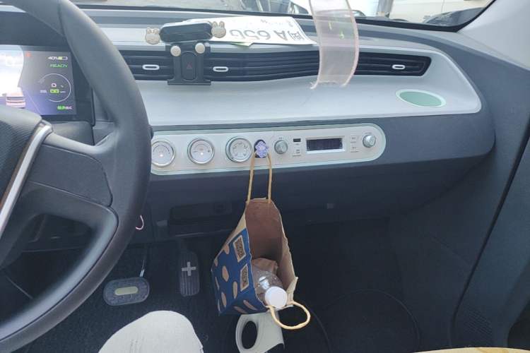 Used Wuling Hongguang MINIEV 2021 Macaron Premium Model – Lithium Iron Phosphate Audio And AC Panel