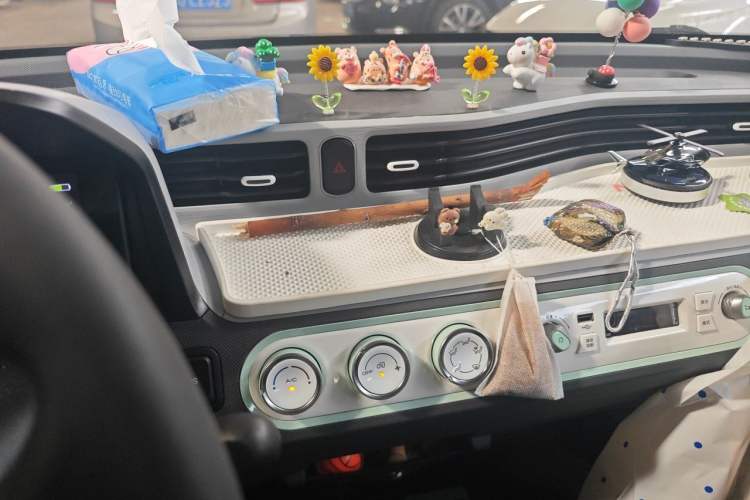 Used Wuling Hongguang MINIEV 2021 Macaron Premium Model – Lithium Iron Phosphate Audio And AC Panel