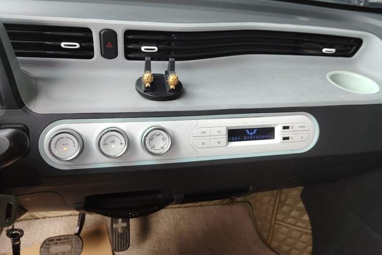 Used Wuling Hongguang MINIEV 2021 Macaron Premium Model – Lithium Iron Phosphate Audio And AC Panel