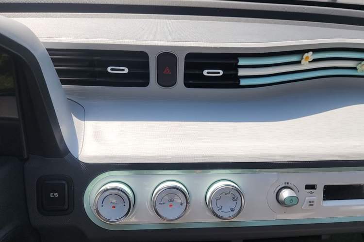 Used Wuling Hongguang MINIEV 2021 Macaron Premium Model – Lithium Iron Phosphate Audio And AC Panel
